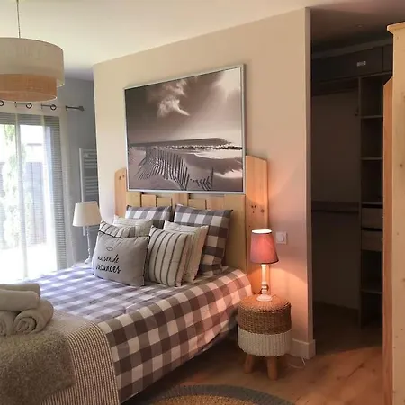 2 Belles Reliees Pour 16 Personnes A De Buch Hotel La Teste-de-Buch